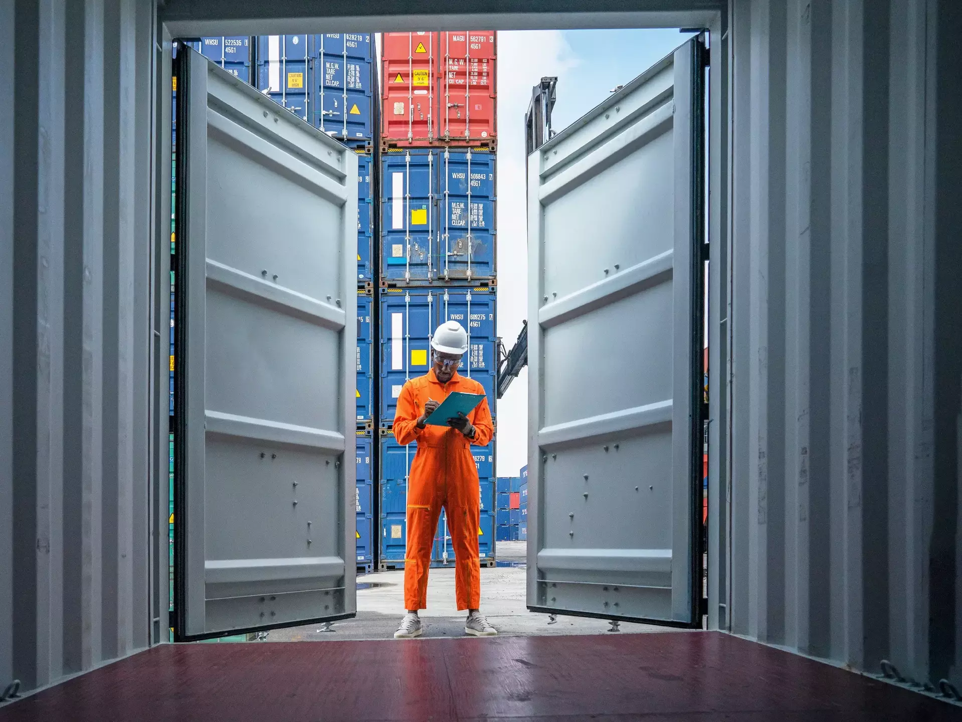 Foreman Kontrolle Laden von Containern Box von Fracht Fracht Schiff für Import Export