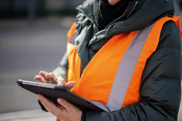 Nahaufnahme eines kommerziellen Hafenmanagers mit digitalem Tablet